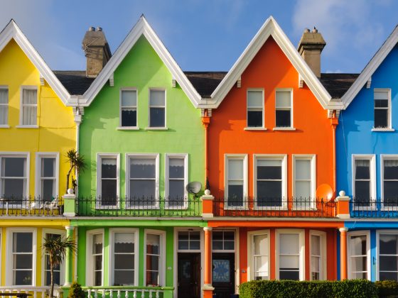 Rumah berjejer dengan warna kuning, hijau, oranye dan biru