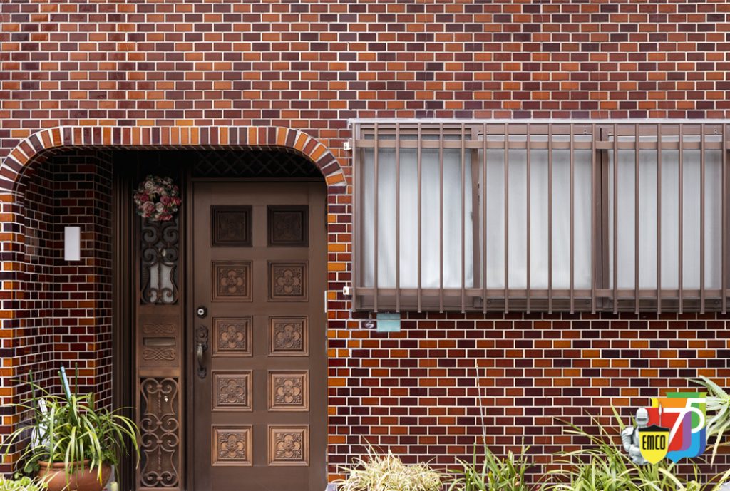 Rumah nyaman dengan warna earth tone dan bata coklat.