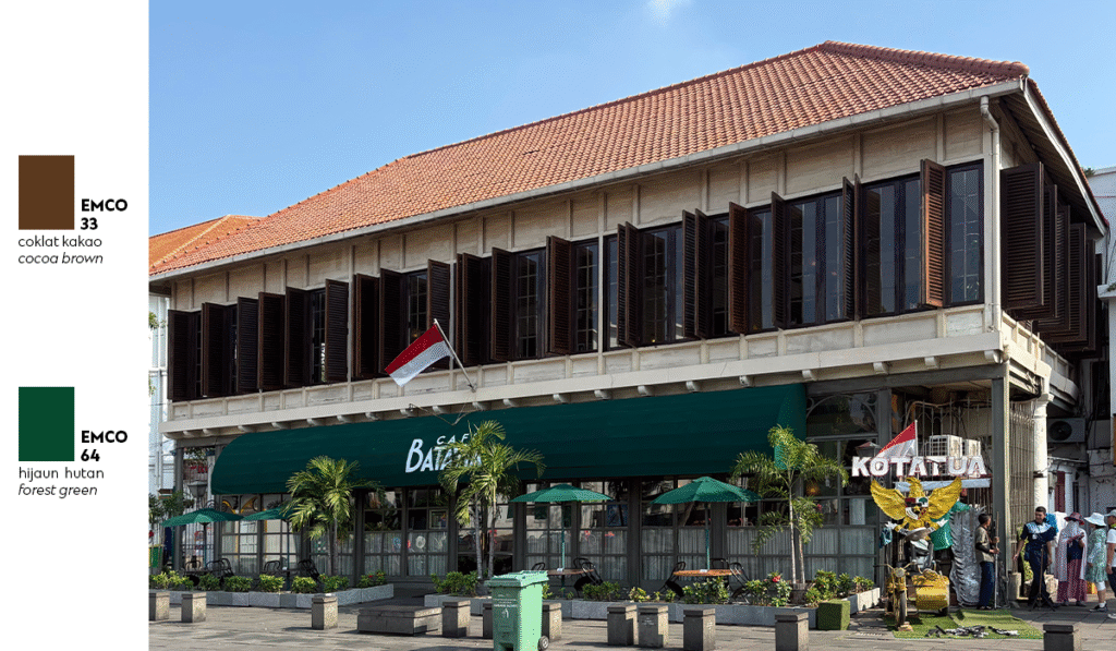 Rumah vintage putih tulang coklat hijau Batavia Cafe