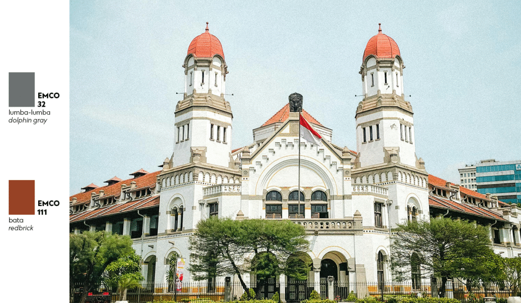 Rumah klasik putih abu bata inspirasi dari Lawang Sewu
