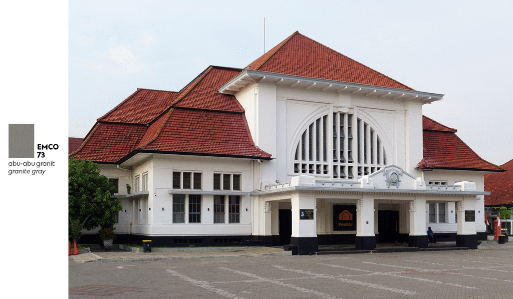 Rumah klasik putih abu-abu inspirasi Pos Bloc Surabaya