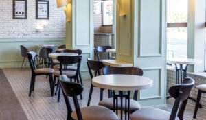 鼠尾草绿色咖啡馆室内搭配黑白桌椅