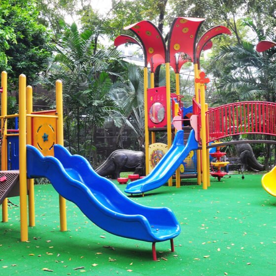 Taman bermain anak dengan desain warna-warni ceria
